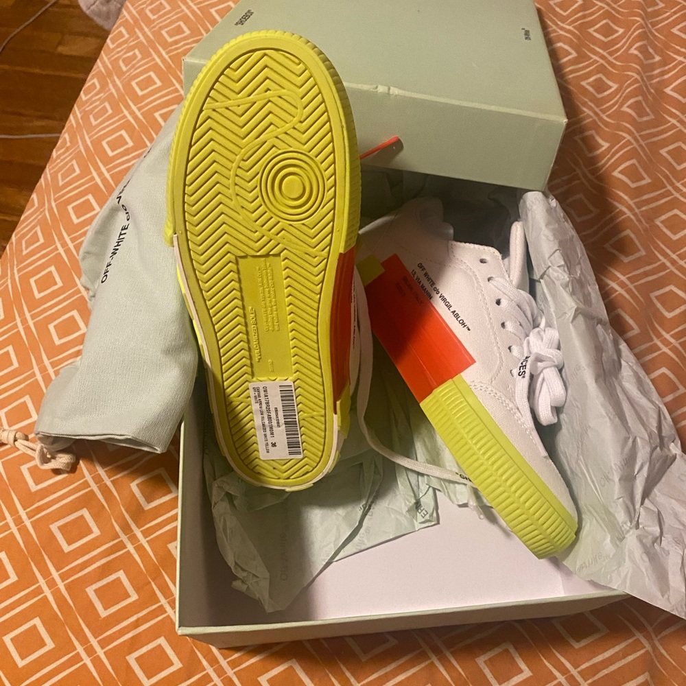 Off white size 6 women’s never worn